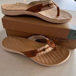 Sperry Flip Flops size 8
